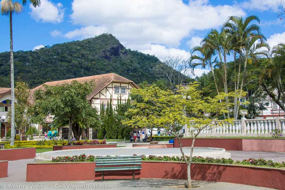 Imagem de uma praça bem aconchegante no centro de Domingos Martins.